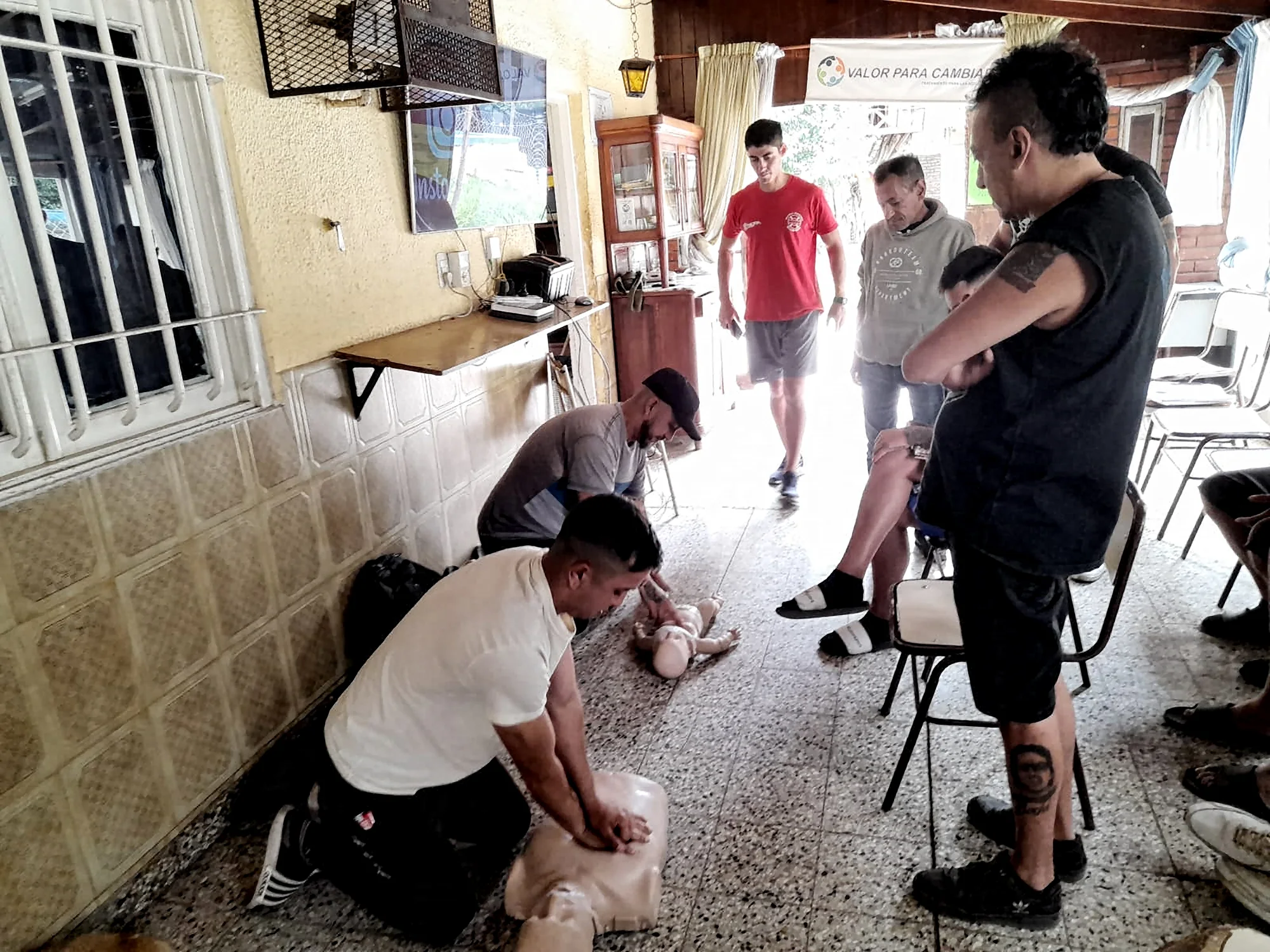 Participantes practicando primeros auxilios